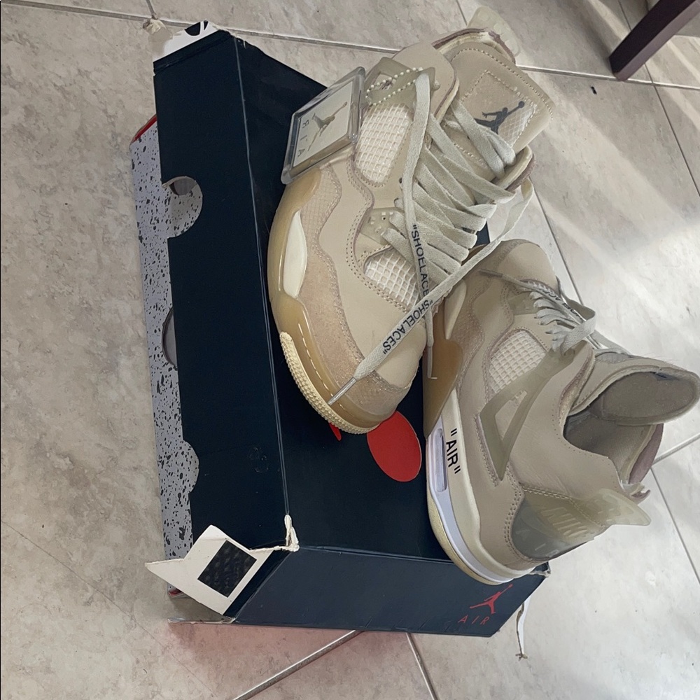 Off-white X Jordan 4
Retro Sailmuslin-white